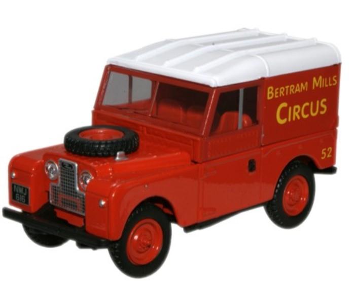 Oxford LAN188017 Bertram Mills Land Rover 88 Inch Hard Top Red - Zoom Image