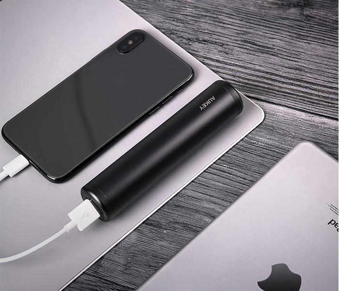 Aukey PB-N55 7000mAh Lipstick Sized Glossy Power Bank - Black - Zoom Image 6