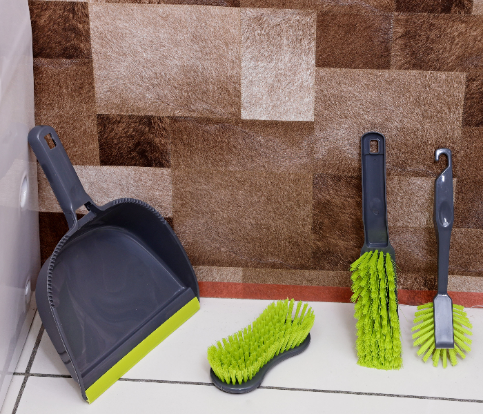 Royalford RF4115N 4Pieces Dust Pan and Brush Set - Grey and Green - Zoom Image