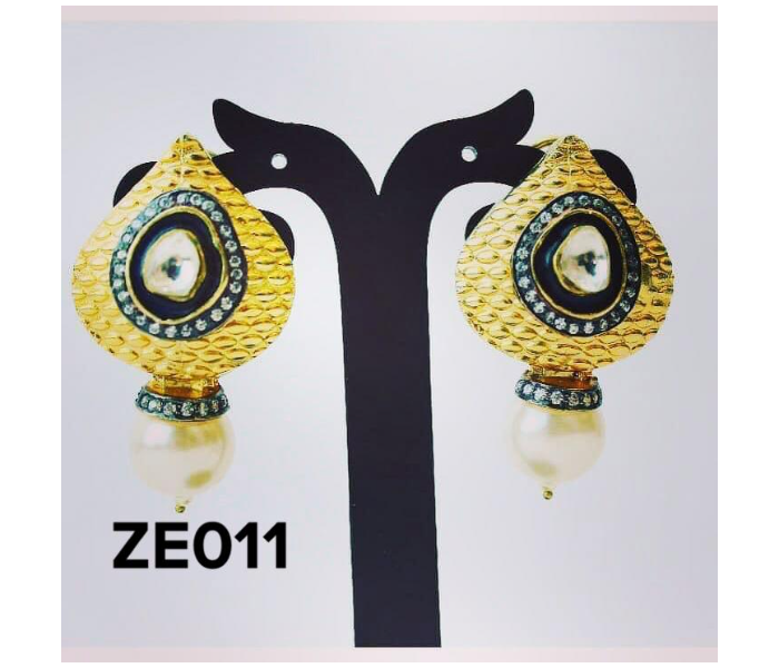 Zewarr ZE011 Elegant Victorian Polish Stoned Italian Style Studs for Women - Green and Gold - Zoom Image