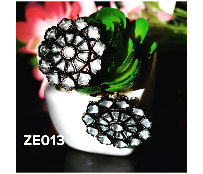 Zewarr ZE013 Elegant Big Size Black Victorian Flower Studs for Women - Black and White - Zoom Image