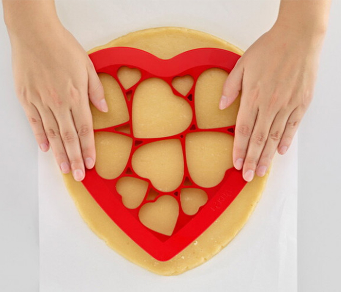 Twelve Heart-shaped Cookie Puzzle Hearts - Red - Zoom Image 2