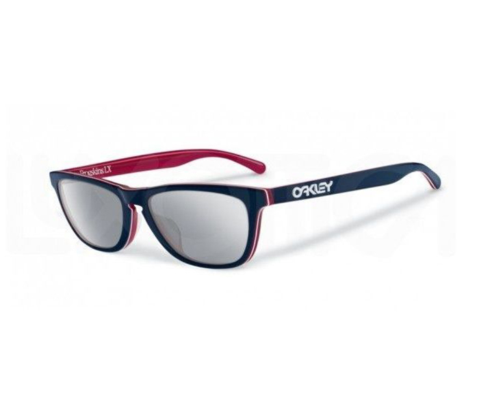 Oakley 0OO2043-204305 Wayfarer Navy Frame & Chrome Iridium Mirrored Sunglasses for Unisex - Zoom Image