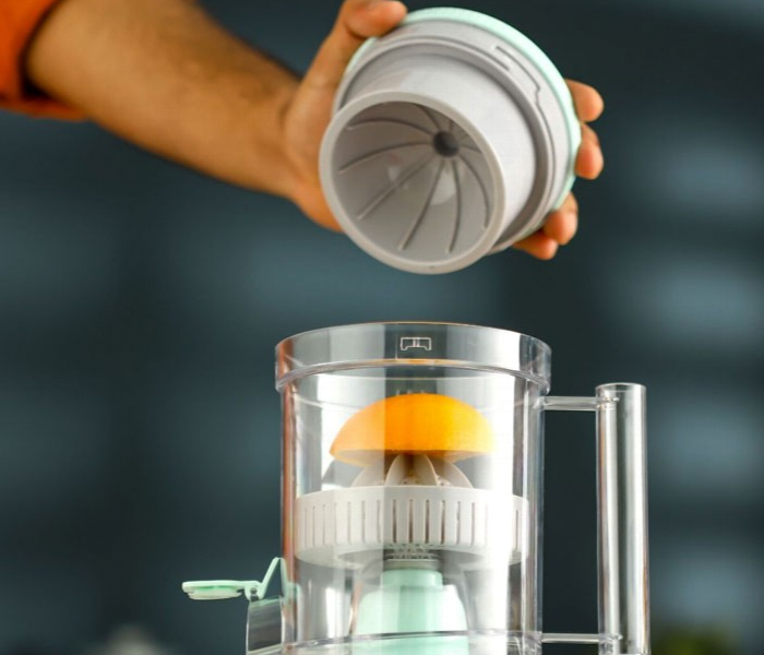Geepas Gcj46019 Rechargeable Portable Citrus Juicer 200Ml Capacity Usb Charging With Sensor Touch And Wireless Operation - Zoom Image 4